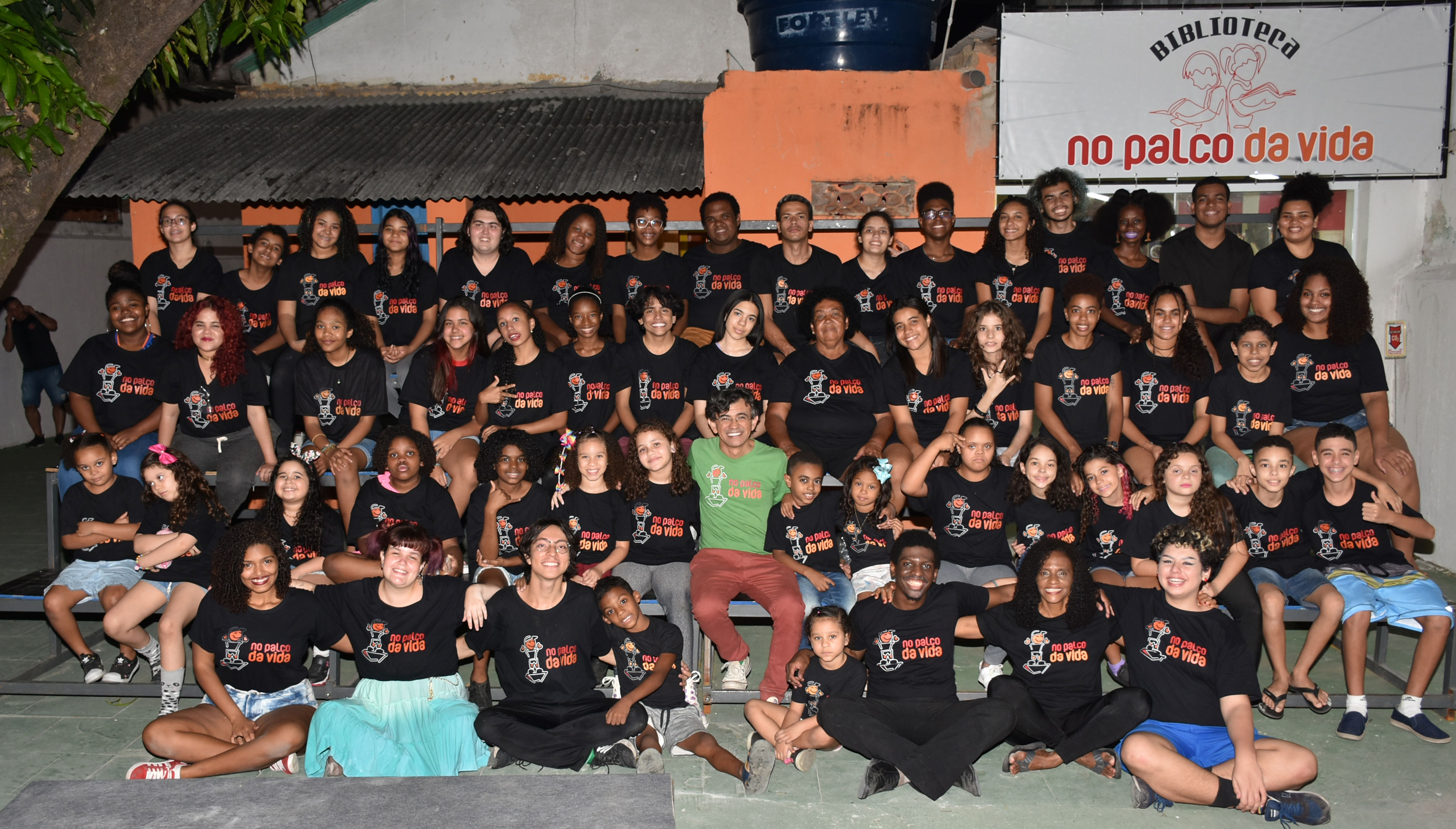 Wal com os alunso do projeto.jpg